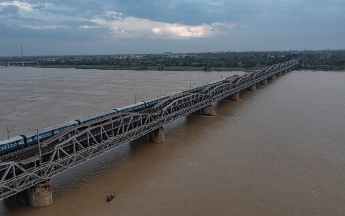 Из-за смертоносного наводнения в Индии обрушился железнодорожный мост: видео