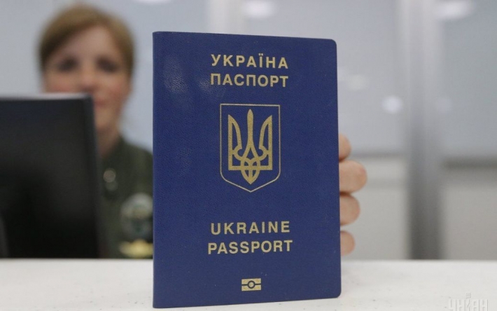 Украинцы в Варшаве могут оформить ID-карты и загранпаспорта: как это сделать и сколько стоит