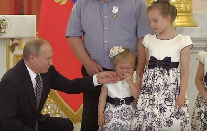 В Сети вспомнили о нездоровой страсти Путина к детям: фото