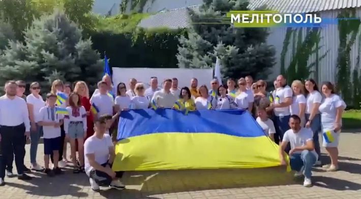 Мелітопольці відсвяткували День Державного прапора у Запоріжжі (відео)