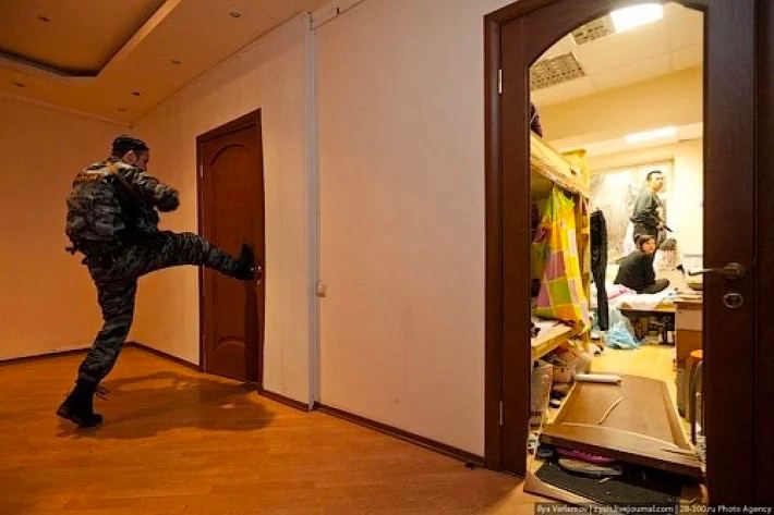 У Мелітополі за наведенням колаборнатки вибили двері у квартирі (фото)