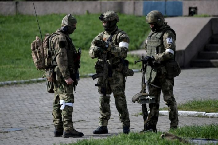 В Мелитополе вооруженные военные не пустят родителей в школы