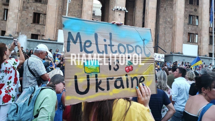 Мелитопольцы вышли на проукраинские митинги в разных странах мира (фото, видео)