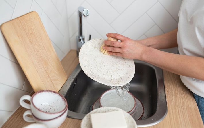 Как помыть посуду в холодной воде, если нет моющего средства: проверенный метод