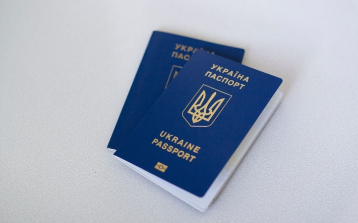 "Нужна сейчас вещь": россияне на китайских интернет-магазинах покупают обложки на украинский паспорт