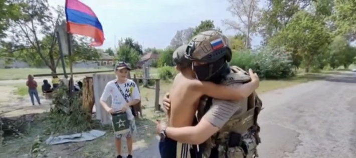 Георгиевская лента в руках и триколор на голове – в Мелитопольском районе оккупанты используют детей для пропаганды (видео)