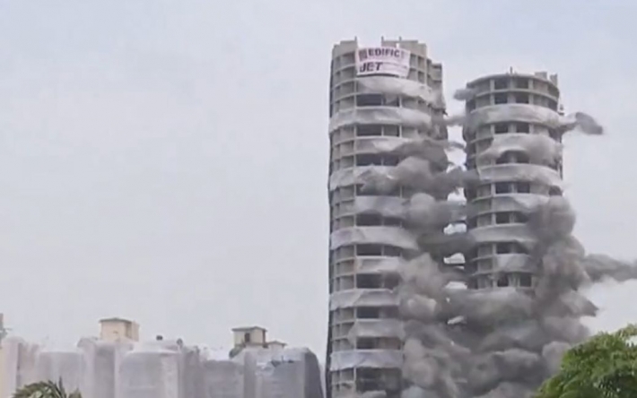 В Индии взрывом снесли два небоскреба, которые были возведены незаконно: видео