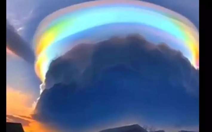 В Китае наблюдали необычное облако с радужной "короной": видео