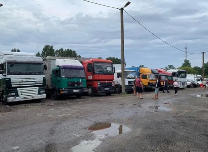 Водители из Мелитополя почти месяц живут на авторынке в Запорожье (фото)