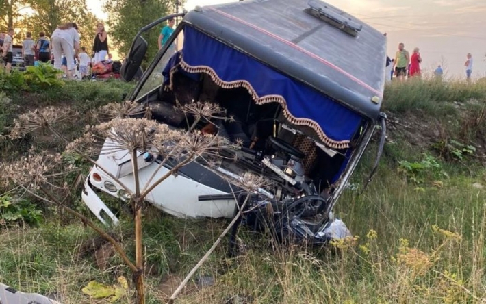 В смертельну ДТП на Прикарпатті потрапили рейсовий автобус та легкових: є загиблий та 16 постраждалих