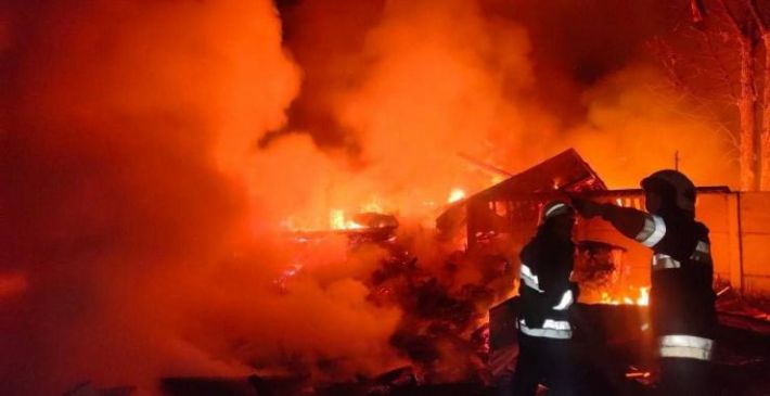 В Запорожской области из-за вражеских обстрелов возникли пожары