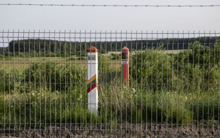 Огорожа на півтисячі кілометрів. Литва добудувала паркан на кордоні з Білоруссю