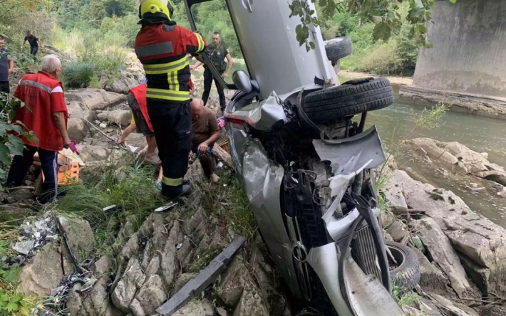 Машина впала з 10-метрової висоти: на Закарпатті водій з сім'єю на авто злетіли з мосту в річку (фото)