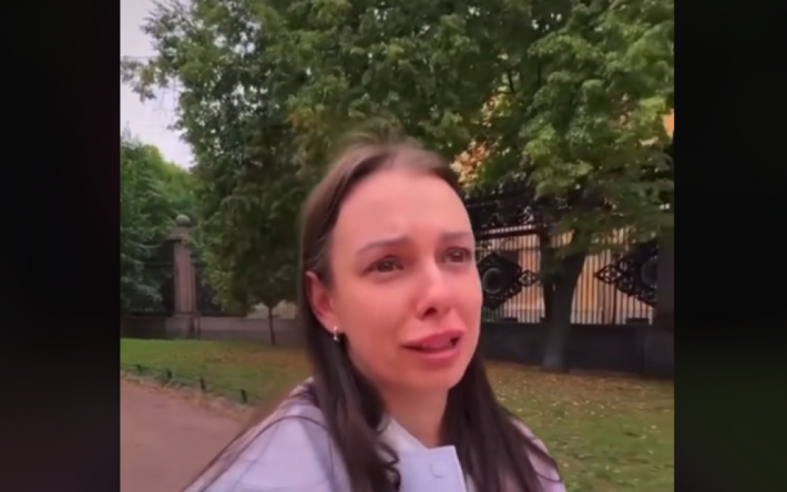 Россиянку не пустили в Германию, она расплакалась прямо на камеру: видео