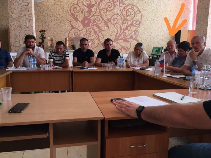 У Мелітопольському районі зрадники з керівництва намагалися всидіти на двох стільцях (фото)