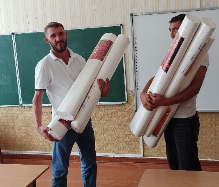Кирилловским школьникам подарили кондиционер и обои (фото)