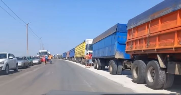 На в'їзді до Криму стоять сотні вантажівок із мелітопольським зерном (відео)