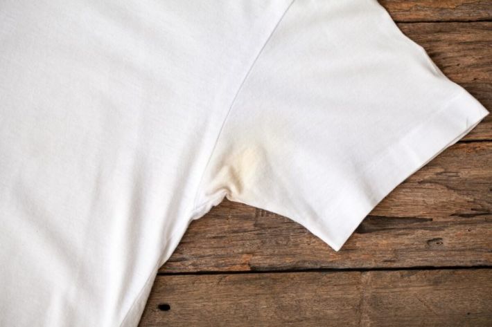 Как вывести пятна от пота на рубашке: простые средства, которые не подведут
