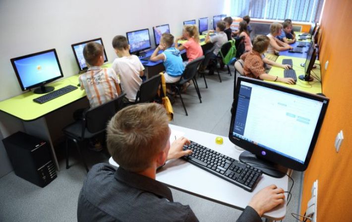В Україні хочуть створити державну дистанційну школу: що це значить