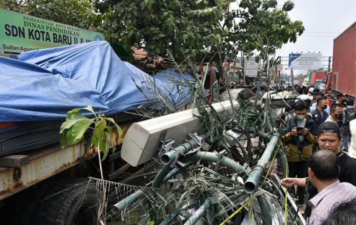 В Индонезии грузовик въехал в остановку возле школы: не менее 10 погибших