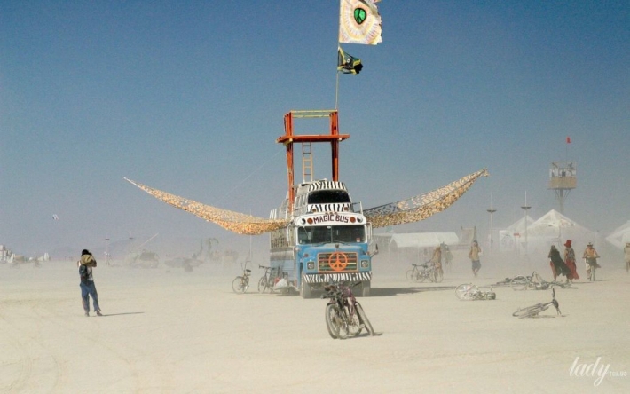 Тризуб – на Burning Man-2022: на фестивале создали пятиметровую инсталляцию в поддержку Украины (фото)