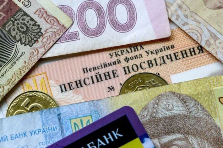 Пенсии в Украине могут урезать: за что и кому