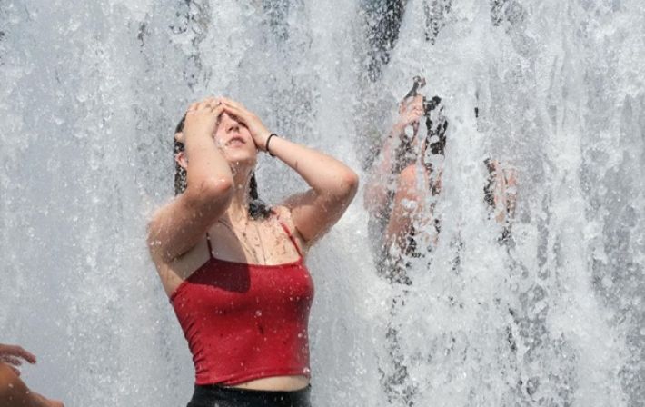 В Мелитополе подростки спасаются от жары в парке (видео)