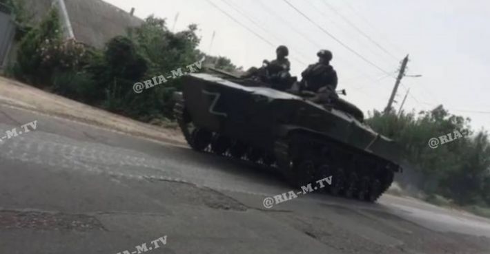 Через Мелитополь оккупанты продолжают перевозить военную технику и растягивают по селам (видео)