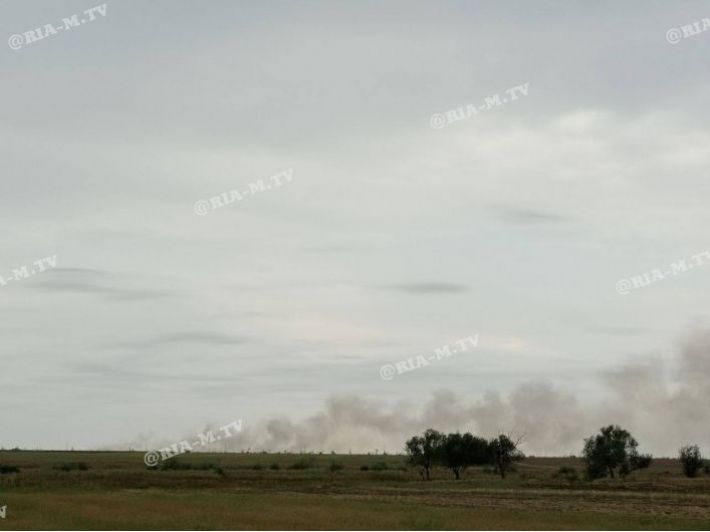 В Мелитополе снова взрывы, а рашисты вывозят разбитую технику с аэродрома (фото)