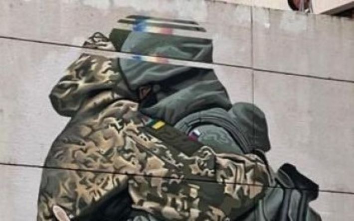 Возмутительное искусство: в Австралии нарисовали мурал с обнимающимися русским и украинским военными