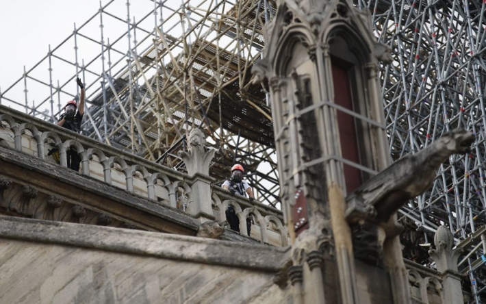 Восстановление Нотр-Дама: в соборе приступили к работам по реставрации поврежденных пожаром витражей