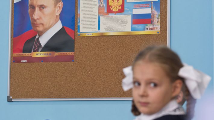 В школах Мелитополя детей заставляют фотографироваться с портретом путина
