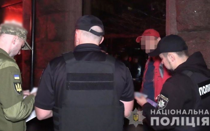 В Киеве полицейские провели рейд развлекательными заведениями: вручили 119 повесток (видео)