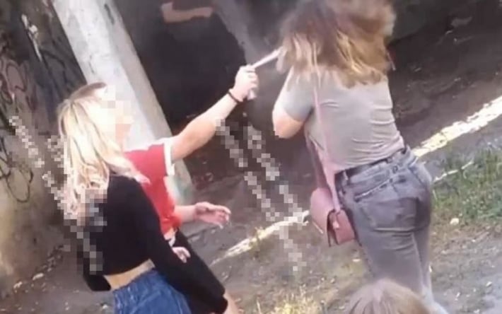 В Киеве 16-летние девушки избили одноклассницу прямо посреди улицы: начато расследование (фото)