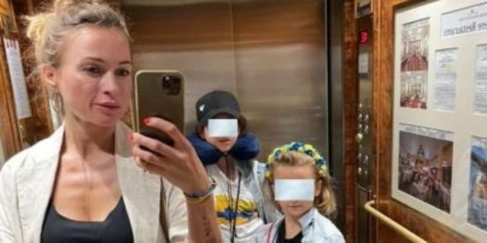 Скандал в самолете Вена-Валенсия: русскоязычная женщина ударила девочку из Украины