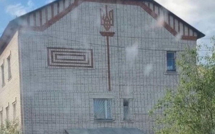 На військкоматі в РФ помітили цегляний тризуб: як він там опинився (фото)