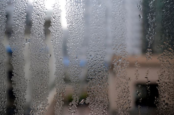 Как снизить влажность в помещении, чтобы не потели окна: простые лайфхаки и советы