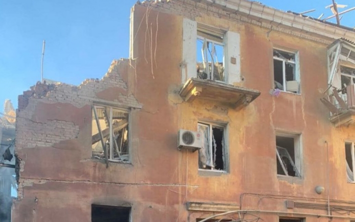 "Сложился" подъезд: оккупанты снова обстреляли дома в Славянске, под завалами могут быть люди