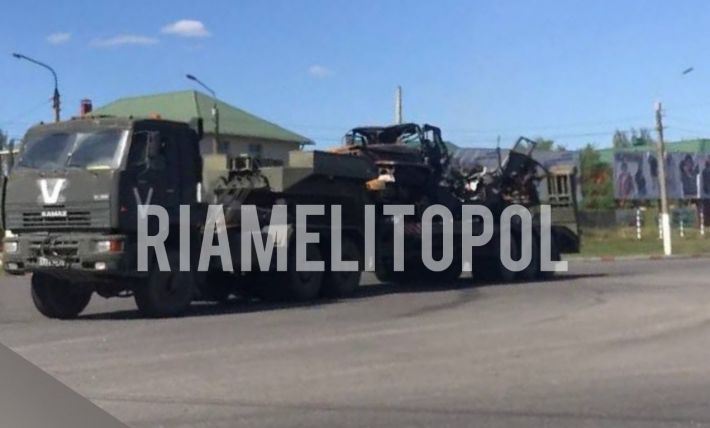 Через Мелитополь провозят на буксире разбитую технику оккупантов (фото, видео)