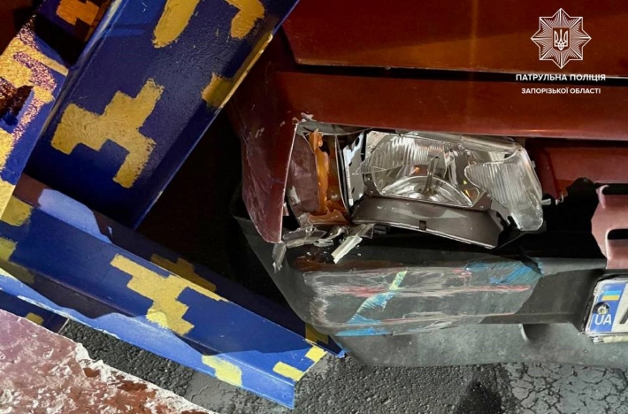 В Запорожье пьяный водитель врезался в оборонную конструкцию (фото)