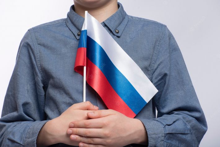 В Мелитополе школьникам раздают российские флаги и показывают 