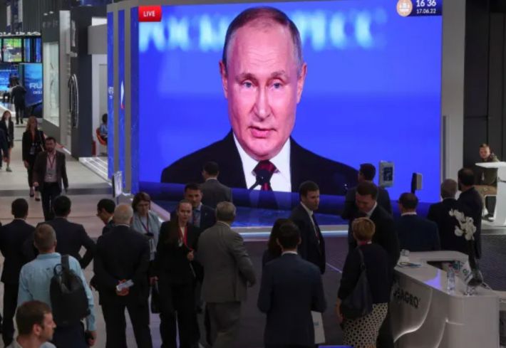 Путин отчаянно пытается убедить мир в неэффективности санкций, однако они работают, - Госдеп США