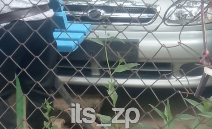 В Запорожье водитель врезался в лавочку, где сидели дети (ФОТО)