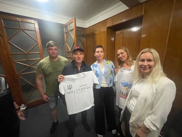 Відомі артисти України отримують футболки від мера Мелітополя та звертаються до городян (відео)