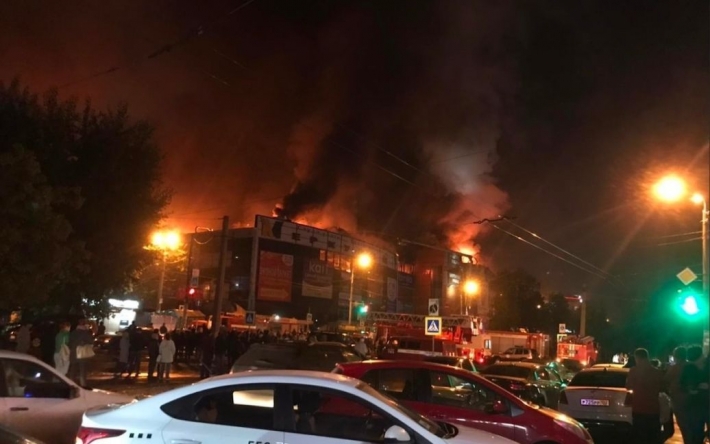 В российской Уфе вспыхнул масштабный пожар в торговом центре: посетители занялись мародерством (видео)