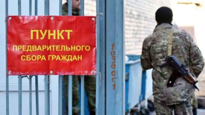 В Запорожской области оккупанты ужесточили фильтрационные меры - отбирают телефоны