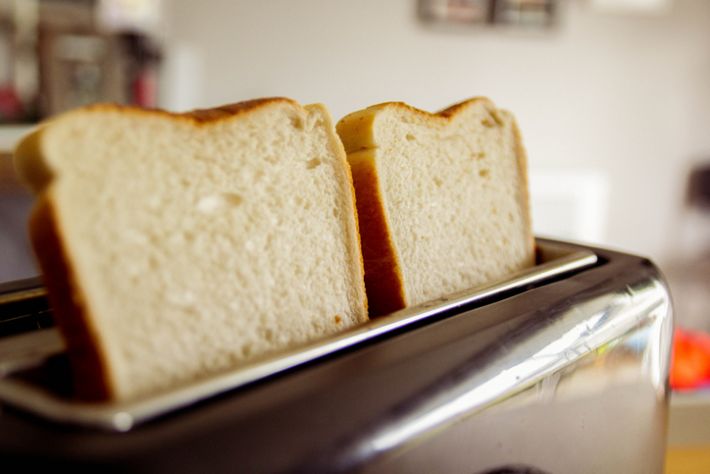 Нельзя мыть под водой: как правильно чистить тостер от крошек и нагара