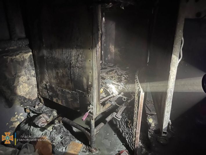 В Запорожье из горящего дома спасли человека