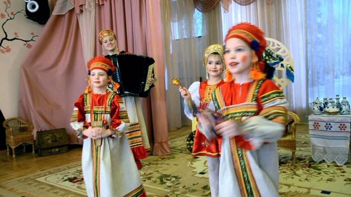 В Мелитополе коллаборантка учит детей гимну россии