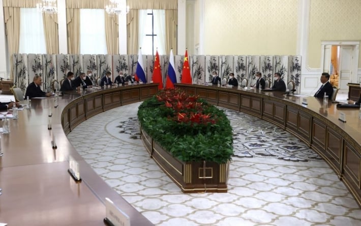 Путин провел переговоры с лидером Китая за столом, внутри которого стоял 